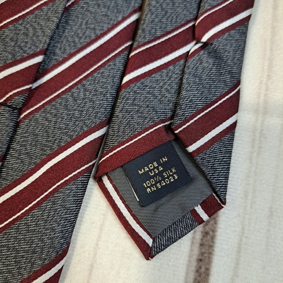 Banana Republic Gray and Red Classic SILK Tie - Picture 7 of 9